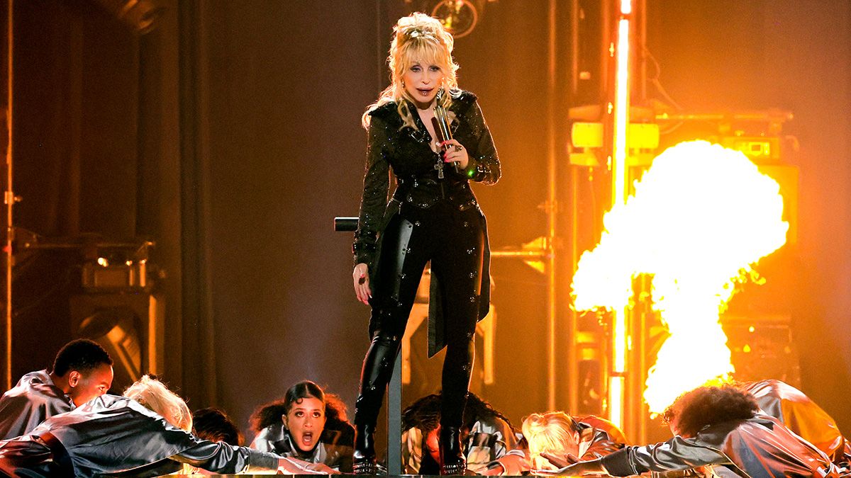 dolly-parton-worlds-on-fire-live