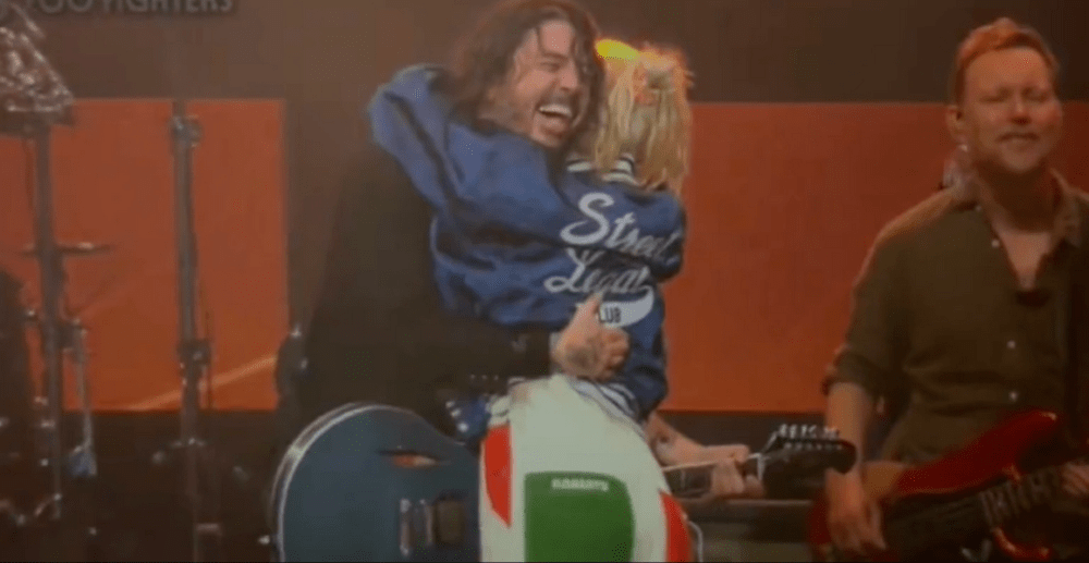 screenshot-2023-06-19-at-08-56-41-hayley-williams-joins-foo-fighters-for-my-hero-at-bonnaroo
