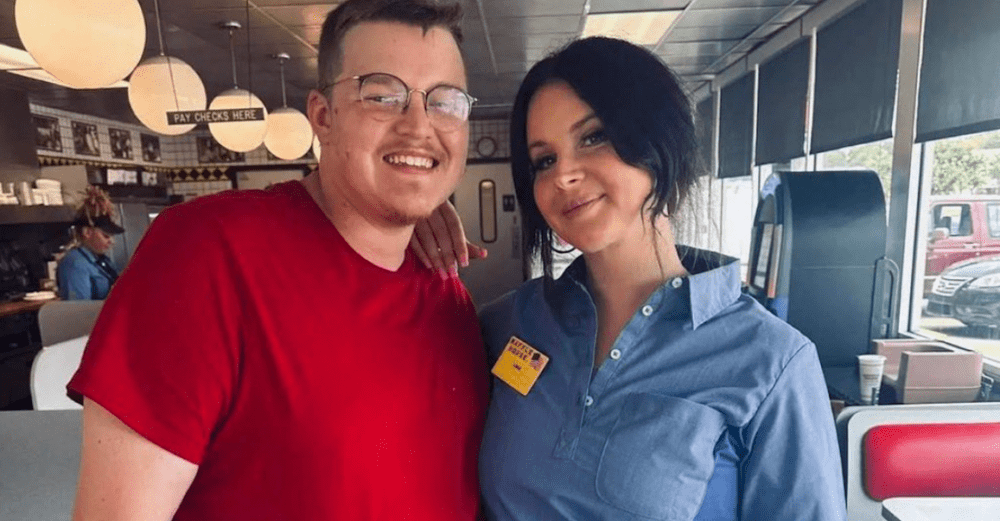 screenshot-2023-07-21-at-08-57-55-lana-del-rey-works-shift-at-alabama-waffle-house