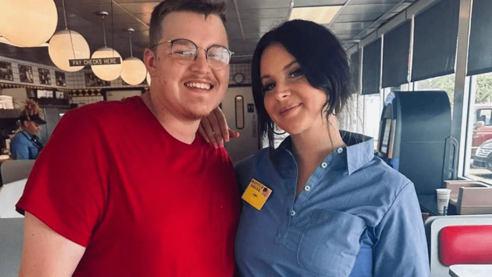 screenshot-2023-07-21-at-08-57-55-lana-del-rey-works-shift-at-alabama-waffle-house