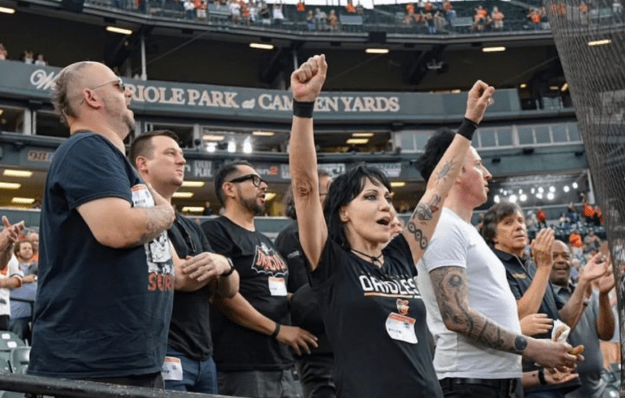 screenshot-2023-08-30-at-12-04-11-joan-jett-baltimore-orioles-superfan-helps-announce-game-photobombs-team-picture