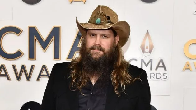 m_chrisstapleton2023cmaawardsredcarpetdisney783867