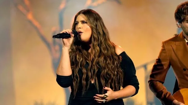 g_hillaryscott2024peopleschoicecountryawards557045