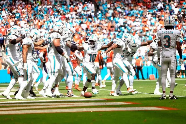 Dolphins drop near-record 70 points on Broncos