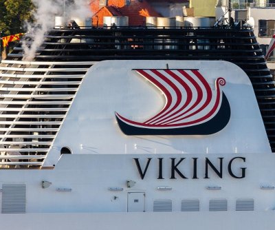 Rogue wave hits Viking cruise ship; kills 1, injures 4
