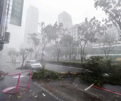 2-killed-more-than-100-injured-as-typhoon-krathon-slams-into-southern-taiwan-2