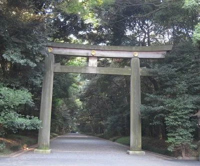 tokyo-police-arrest-american-tourist-for-allegedly-defacing-shrine-gate-2