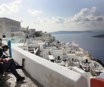 more-than-6000-evacuated-off-santorini-after-series-of-earthquakes-hit-greek-island-2