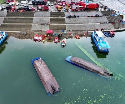 10 dead, dozens hospitalized as Chinese tourist boats capsize
