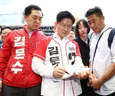 south-korean-presidential-candidate-kim-moon-soo-says-party-will-not-expel-impeached-yoon-2