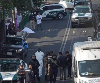 motorcycle-riding-gunmen-kill-2-aides-to-mexico-citys-mayor-2