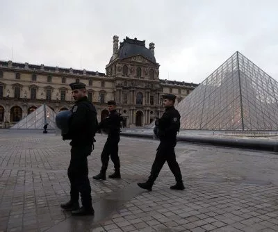louvre-museum-in-paris-closes-amid-staff-protest-over-crowds-of-tourists-2