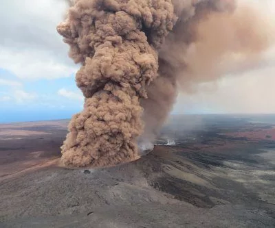 kilauea-volcano-spews-lava-more-than-1000-feet-into-hawaiian-air-2