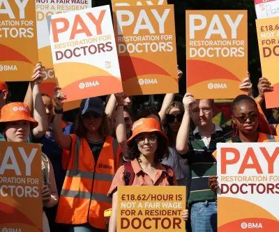 resident-doctors-in-englands-national-health-service-go-on-strike-2
