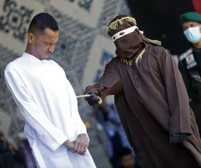 2-men-publicly-caned-in-indonesia-for-kissing-2