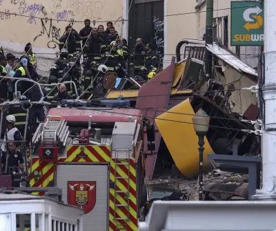 lisbon-funicular-rail-car-derails-killing-15-2