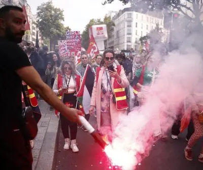 french-trade-unions-go-on-strike-as-new-pm-has-yet-to-form-government-2