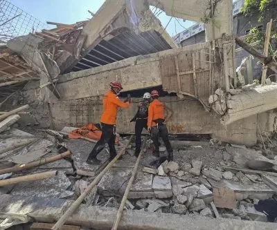 rescuers-no-signs-of-life-at-collapsed-indonesian-school-2
