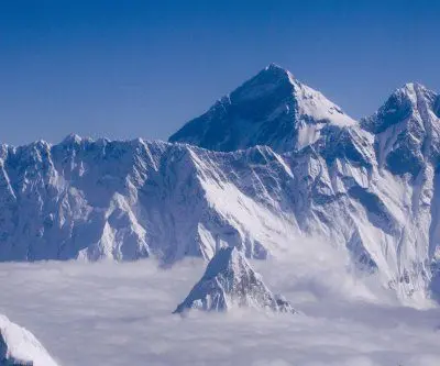 blizzard-strands-hundreds-on-mount-everest-2