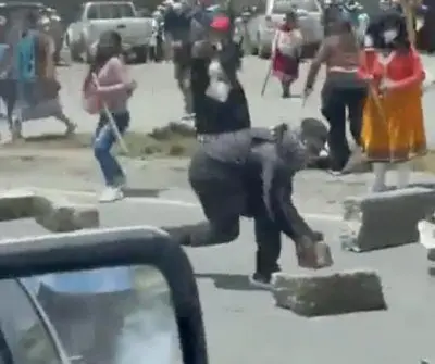 protesters-attack-ecuadorian-presidents-motorcade-2
