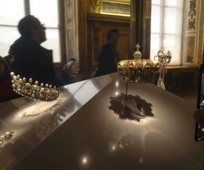 louvre-museum-closed-second-day-police-race-to-find-stolen-jewels-2