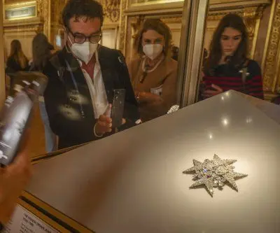 louvre-director-faces-senate-grilling-as-museum-reopens-after-heist-2