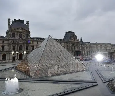louvre-robbery-the-latest-in-decades-of-daring-art-thievery-2
