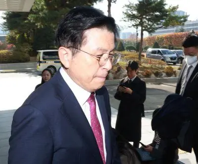 special-counsel-detains-ex-pm-hwang-over-alleged-insurrection-incitement-2