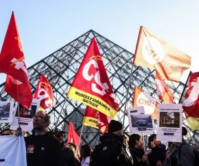 louvre-shut-down-by-striking-workers-2