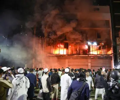 2-newspaper-offices-burned-in-bangladesh-protests-journalists-escape-2