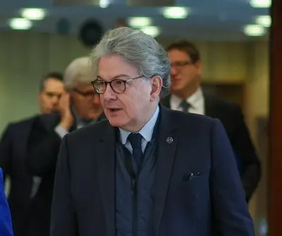 us-bars-former-eu-commissioner-4-others-from-entering-country