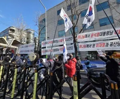 rallies-for-against-ex-president-yoon-held-outside-seoul-court-2