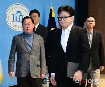 people-power-party-votes-to-expel-former-leader-han-dong-hoon-2