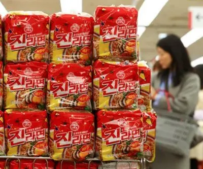 korean-ramen-makers-pitch-hands-on-experiences-to-tourists-2