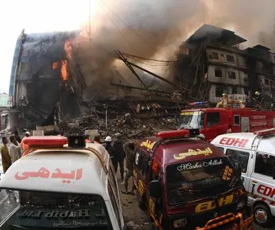 massive-fire-at-karachi-shopping-plaza-kills-14-dozens-remain-missing