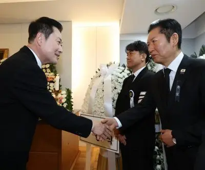 Korea party leaders shake hands at late Lee Hae-chan’s funeral