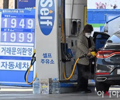 Gasoline prices near 2,000 won as tax cut debate grows