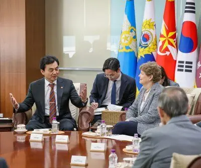 defense-chief-discusses-alliance-issues-with-us-lawmakers