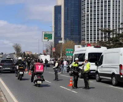 suspect-killed-2-detained-after-gunmen-police-trade-fire-in-istanbul-2