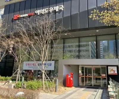 south-korean-mail-carrier-hailed-after-rescuing-man-2