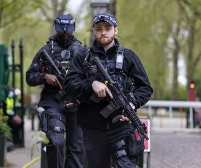 police-lock-down-kensington-gardens-in-london-over-drone-threat-2