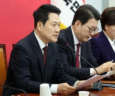 south-korea-opposition-leader-delays-return-from-us