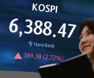 KOSPI sets record peak amid hopes of peace talks, tech rally