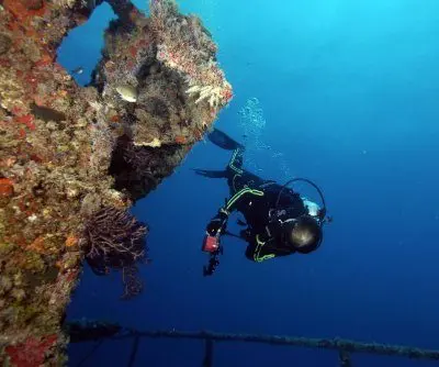 Rescue diver dies while recovering bodies of Italian scuba divers