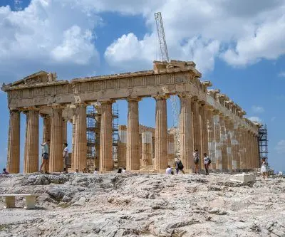 2 American tourists injured in knife attack at the Acropolis
