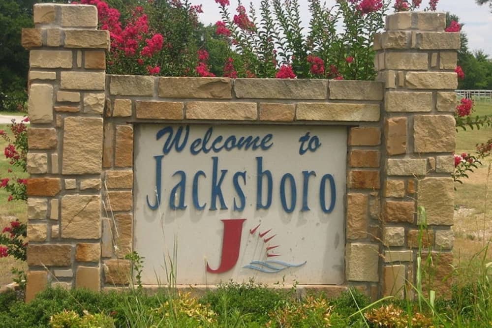 800px-jacksboro_tx_sign_picture_2219