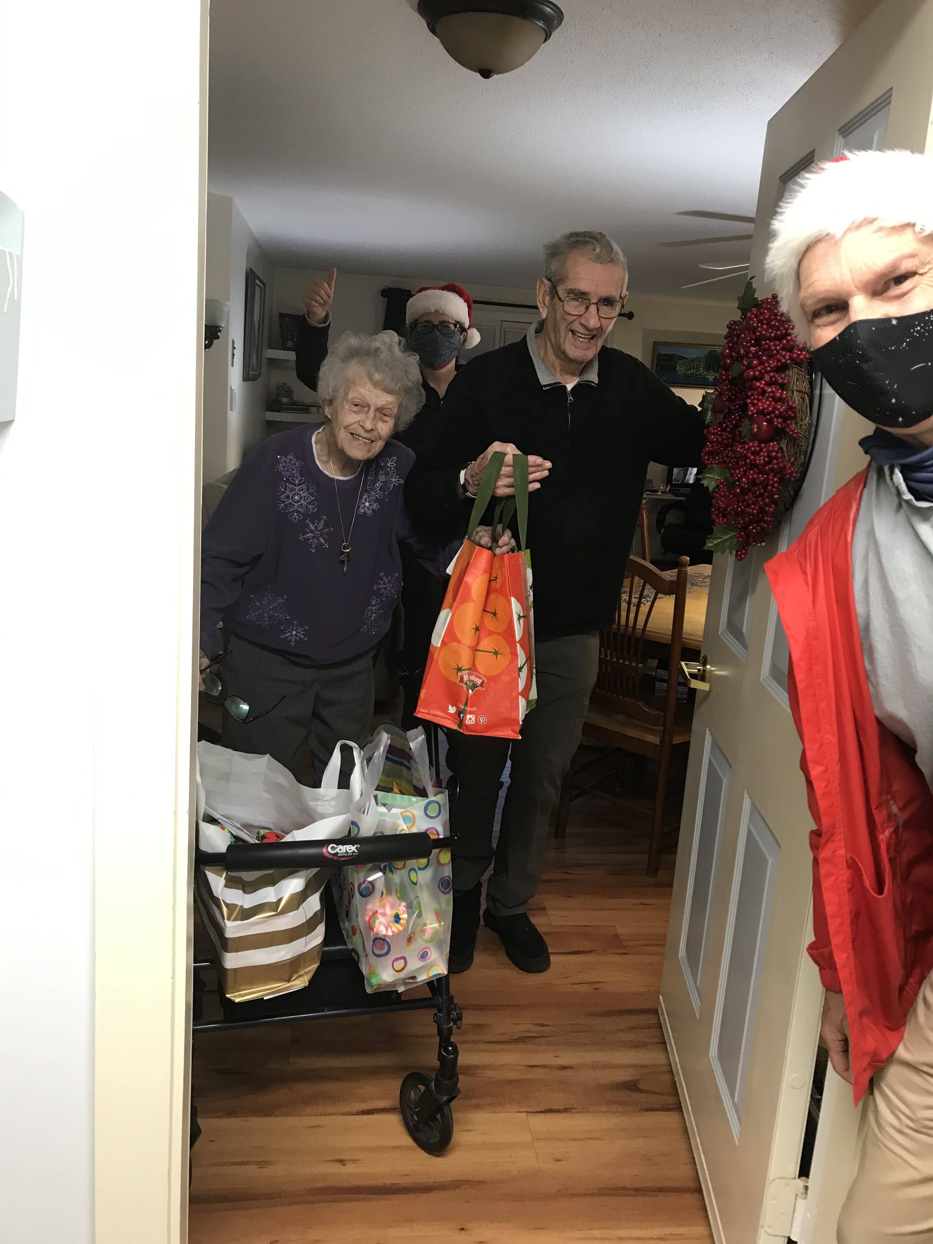 charlie-nardozzi-delivering-meals-giftbags-2020-jpg-3