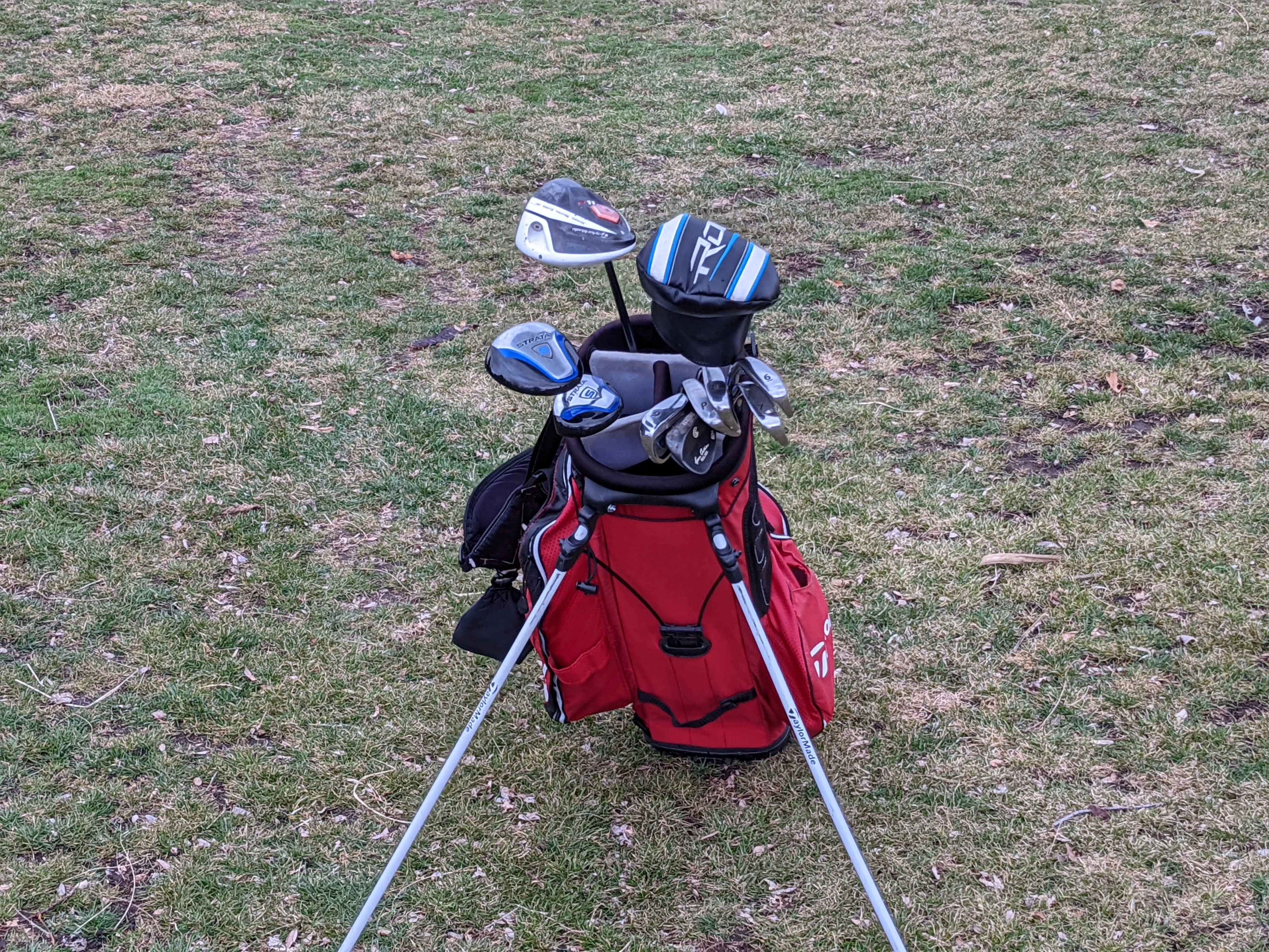 golf-bag-red-in-color-but-shot-from-the-front-of-the-bag-so-facing-the-clubs
