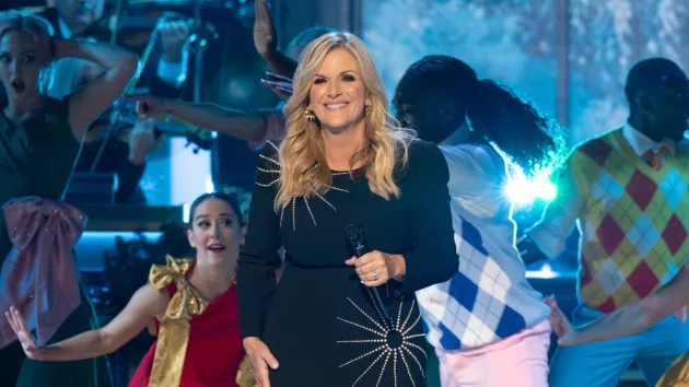 m_trishayearwood2024cmacountrychristmasperformancedisneyconniechornuk358602