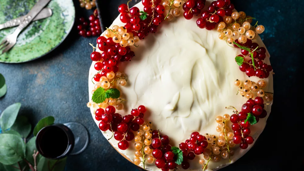 cherry-cake-traditional-russian-dessert-piece-of-cake-berries-dessert-red-currant